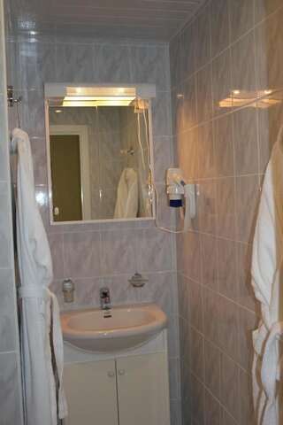 Гостиница Россия Ноябрьск Двухместный номер с 2 отдельными кроватями и собственной ванной комнатой-4